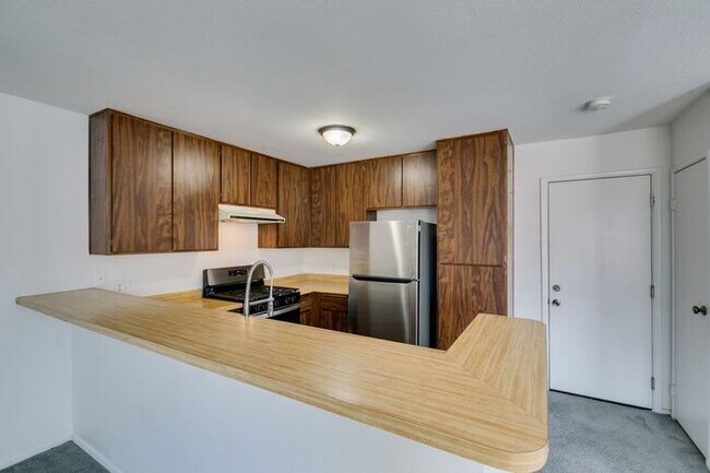 Building Photo - Double Primary Townhome with Spacious Backyard in 89115!