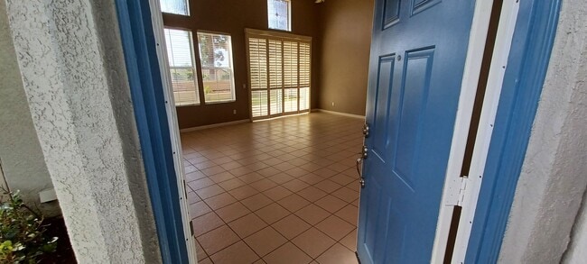 Building Photo - Bright And Airy End Unit In Gated Sanderli...