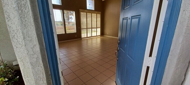 Building Photo - Bright And Airy End Unit In Gated Sanderling Community
