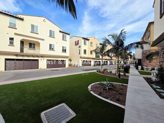 Building Photo - 2420 E Lincoln Ave