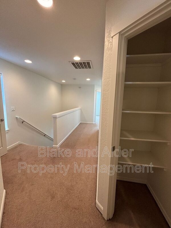 Building Photo - 347 Norway St NE