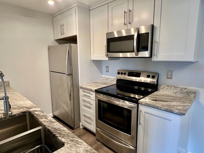 Building Photo - Woodinville ~ Woodland Hills Condo
