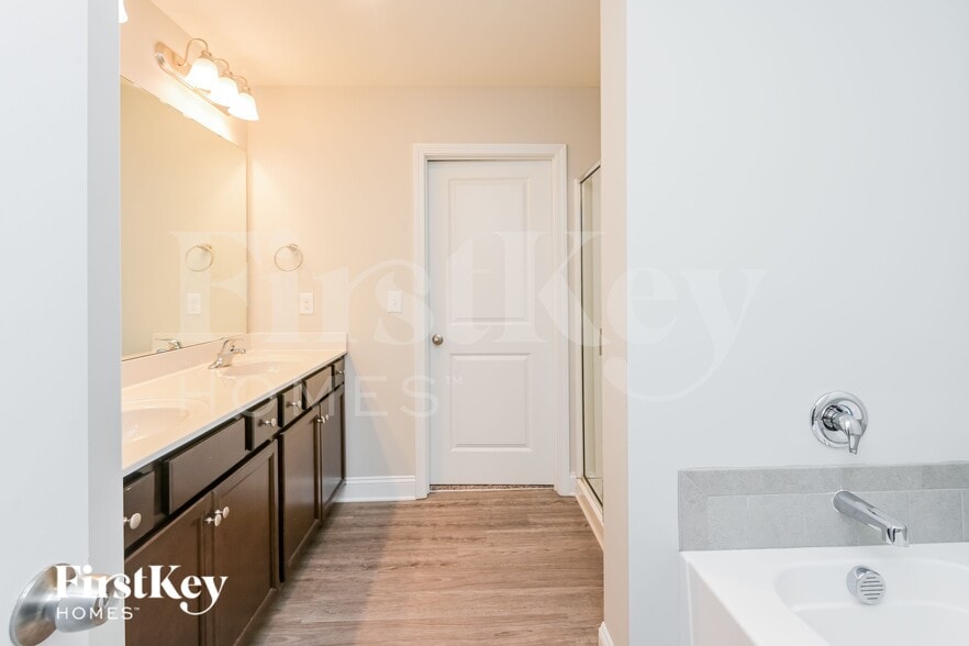 Building Photo - 9131 Marion Oaks Dr