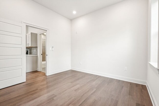 Building Photo - 472 Roxborough Ave