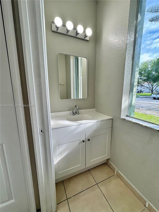 Building Photo - 1592 SE 27th Ct