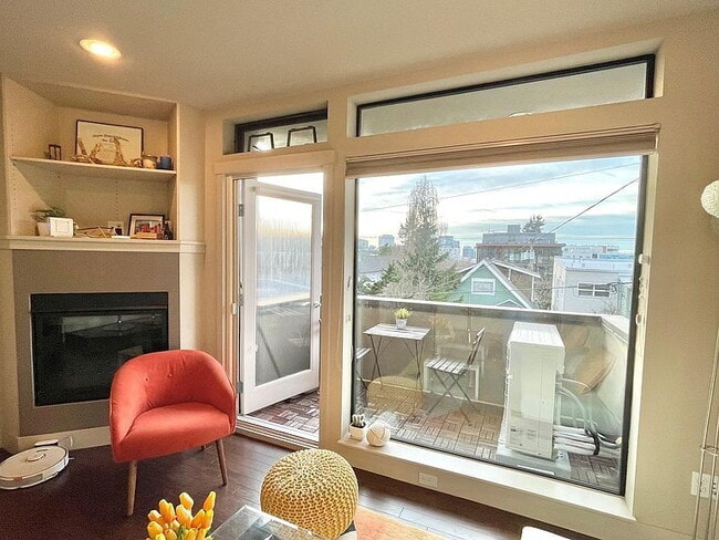 Building Photo - 107B 13th Ave E