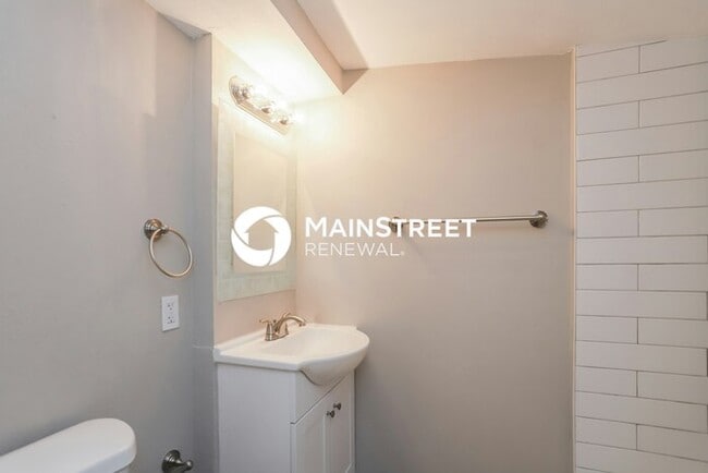 Building Photo - 3 Bedroom Pet-Friendly Home in ST PETERSBU...