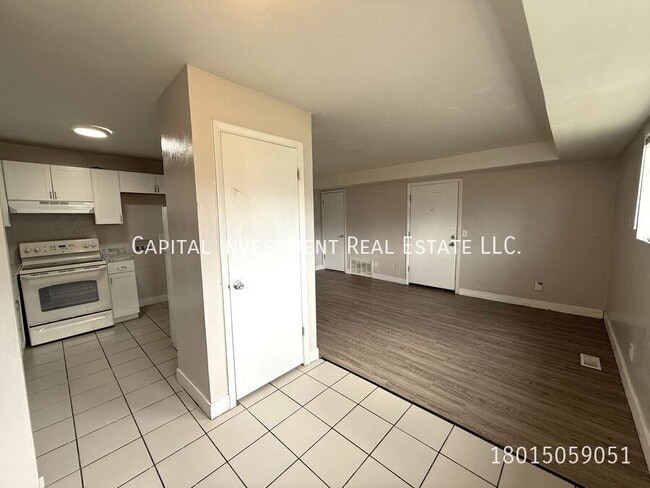 Building Photo - 2531 S Parkcrest Dr