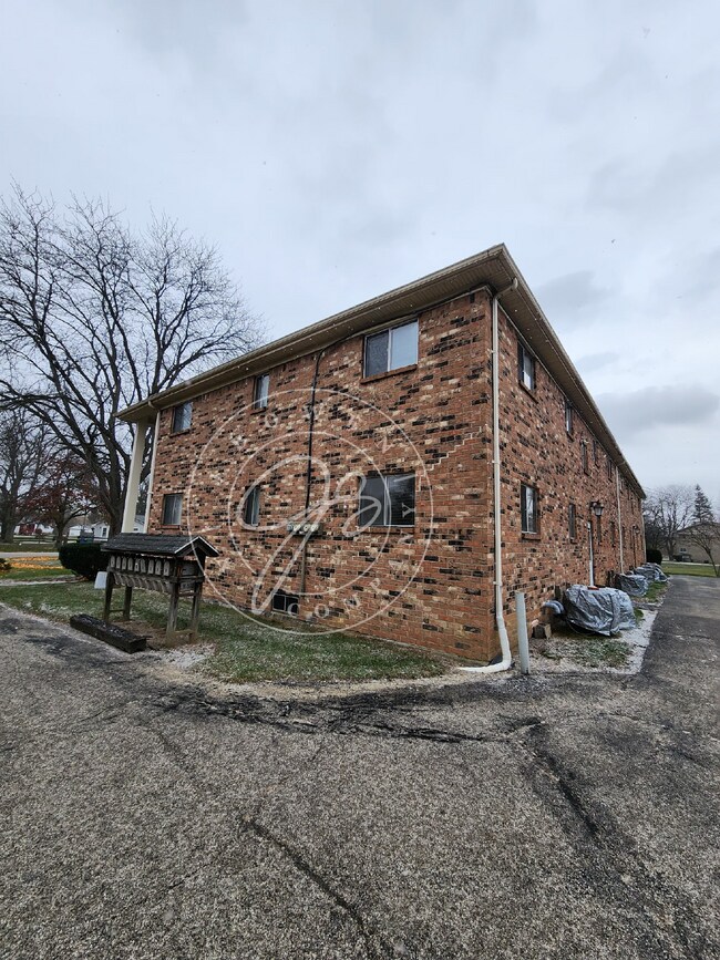 Building Photo - 2 bedroom- Perrysburg School District! Ready to call home!