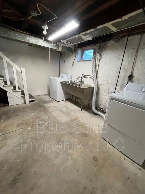 Building Photo - 319 S Church St