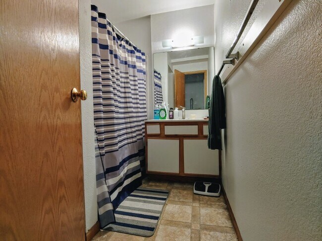 Front bath - 1344 Kentucky St