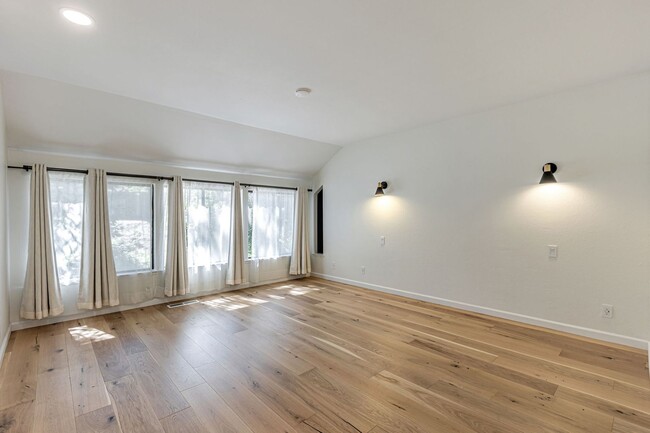 Building Photo - Beautiful Remodeled 3 Bedroom Townhome