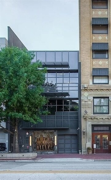 Building Photo - 1006 Houston St