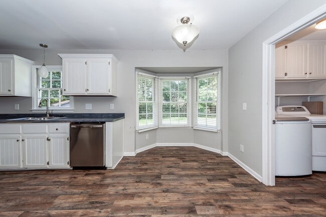 Building Photo - 4 Bedroom, 2.5 Bathroom Home in Tall Pines...