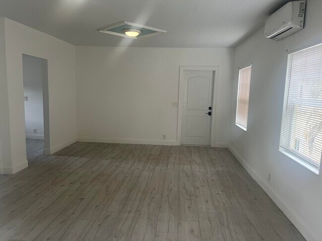 Building Photo - 407 S Lakeside Dr