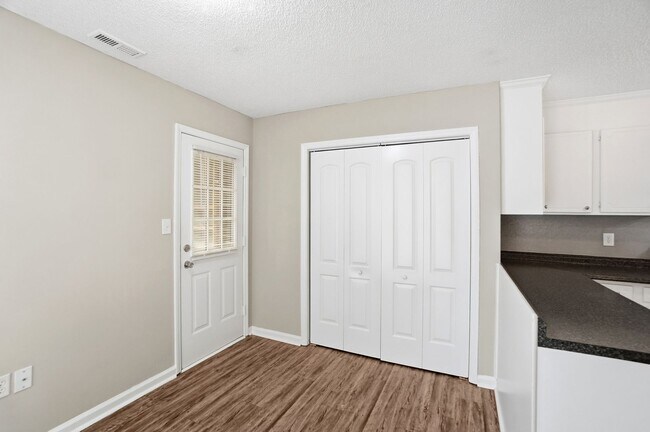 Building Photo - 3 Bedroom Ranch with a 2 Car Garage!