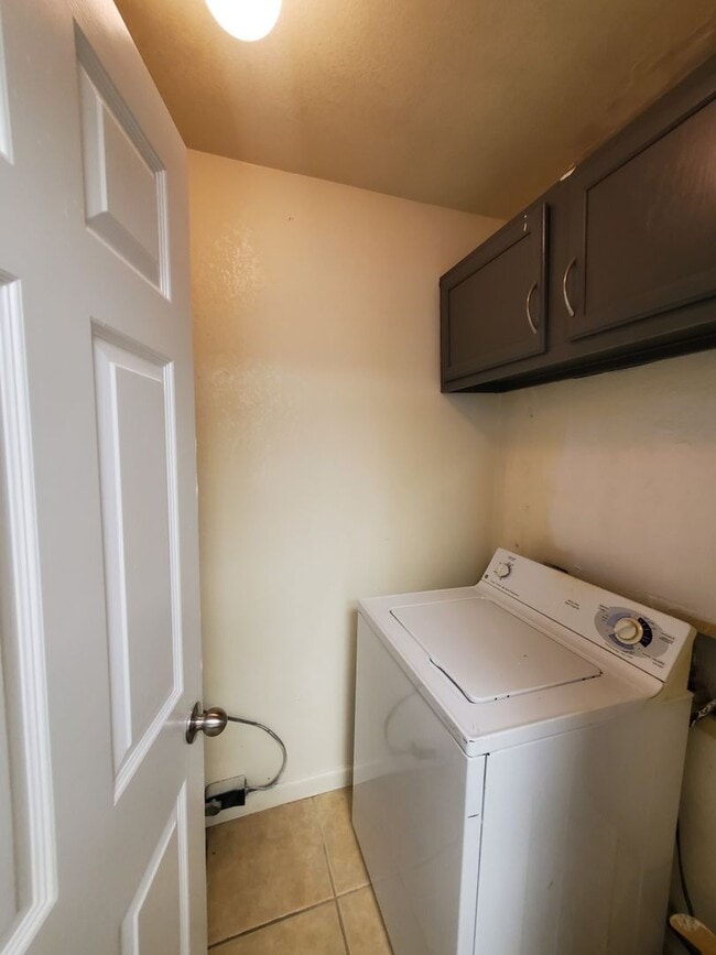 Building Photo - Townhome - newly remodeled kitchen - priva...