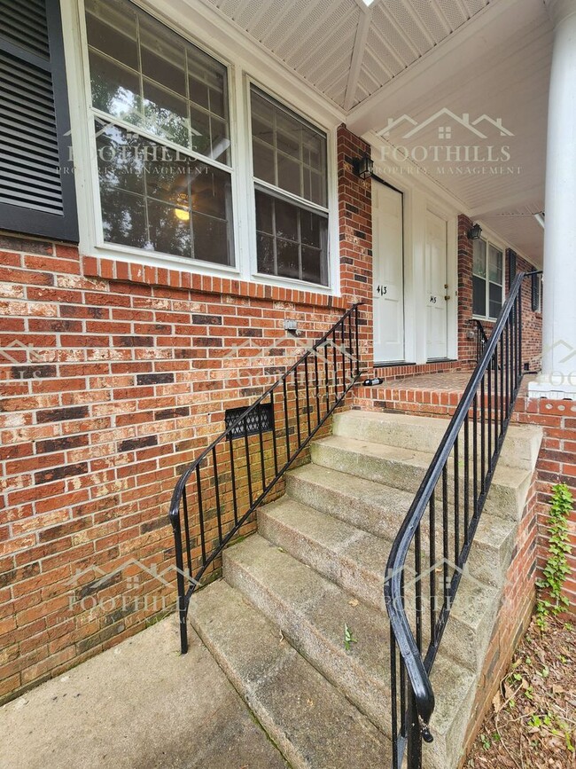 Building Photo - 2-Bed Duplex with Hardwood Floors & Fresh ...