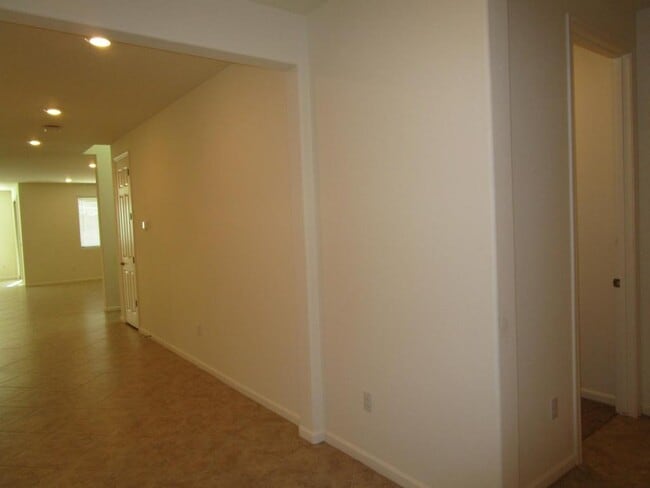 Building Photo - 10242 S Pantano Knolls Dr