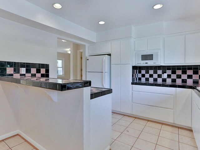 Building Photo - Spacious and Light Lake Oswego Home