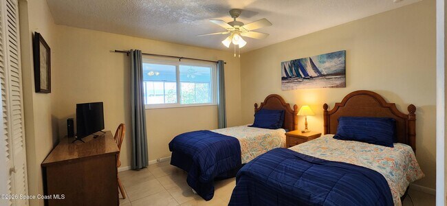 Building Photo - 1260 Island Dr