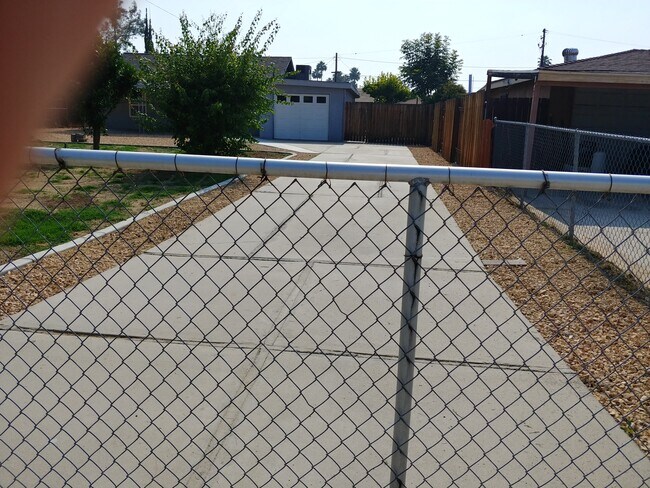 Building Photo - 10642 Coloma St