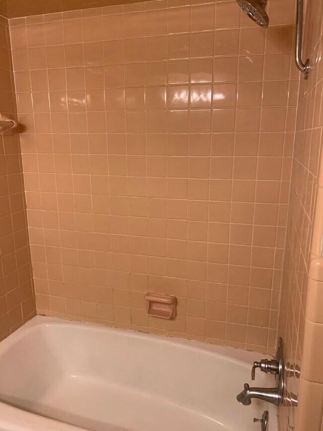 Building Photo - Your Next Home Awaits! 3 Bed/2 Bath Near J...