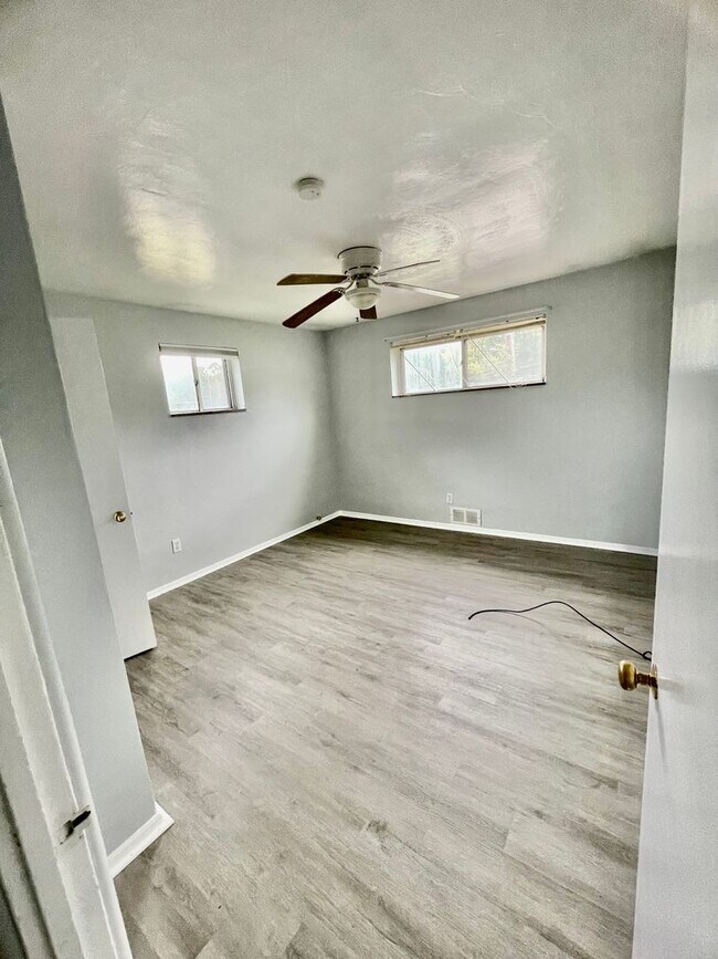 Building Photo - Bethel Park - 3 Bedroom Home - South Park Road - Pet Friendly!