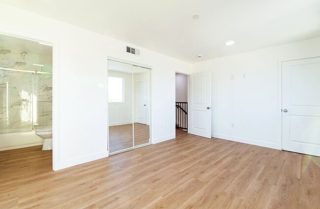Building Photo - 912 56th St