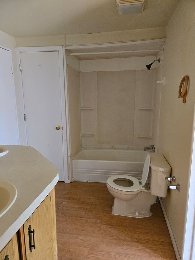 Building Photo - Three Bedroom, Pet Friendly Home!