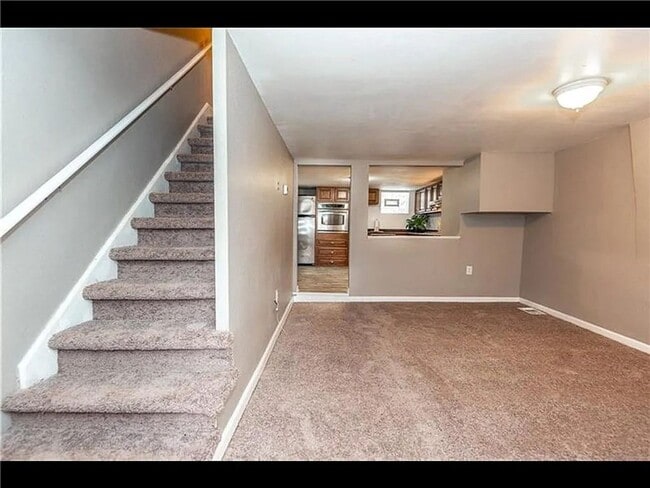 Building Photo - 3 bedroom - great location, central air, laundry.