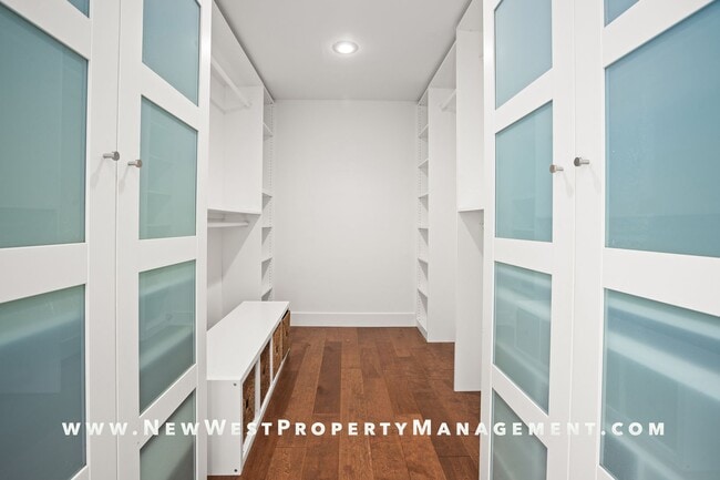 Building Photo - Exquisite Pacific Beach 4 bedroom located on a quiet cul-de-sac in the coveted Floral Terrace com...