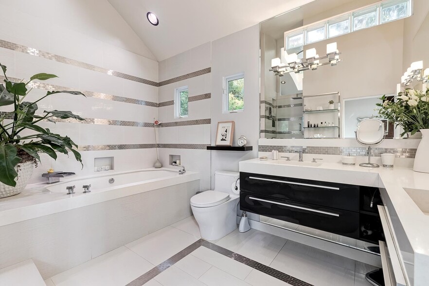 Primary Bathroom - 8374 Yucca Trl