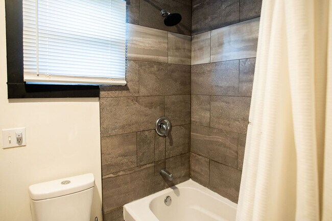 Building Photo - 415 Brightwood Ave