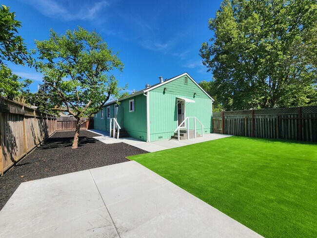 Building Photo - 3 Bedroom Home in NW Santa Rosa