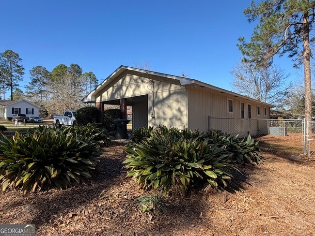 Building Photo - 305 Hillside Dr