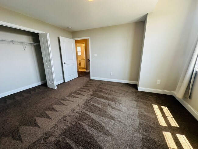 Building Photo - Incredible views 4 bed / 2.5 bath, master on main