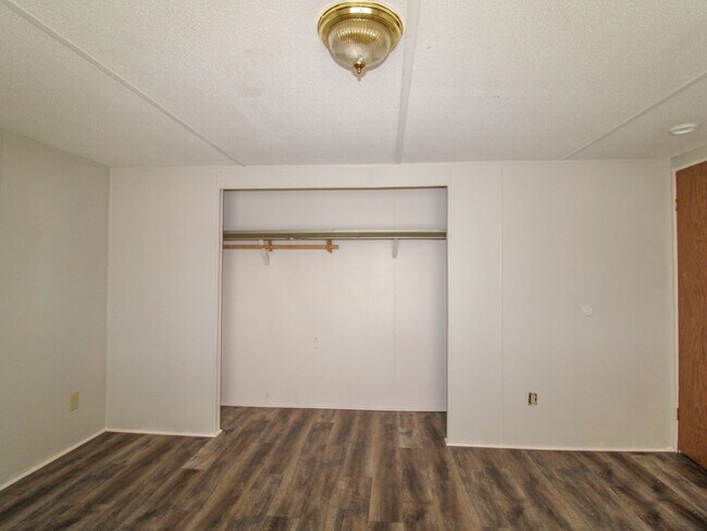 Building Photo - Move-In Ready & Lawn Care Included!