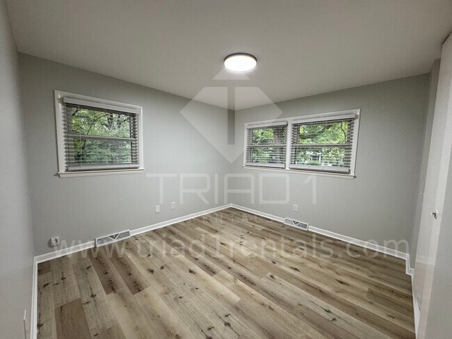 Building Photo - 2205 Hathaway Dr