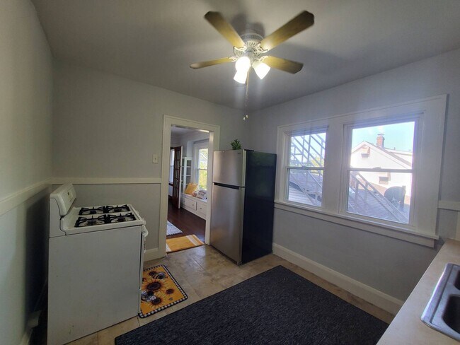 Building Photo - 15711 Grovewood Ave