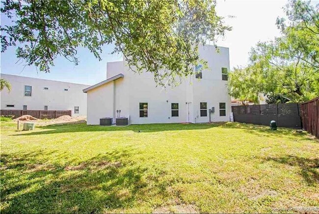 Building Photo - 2303 S 42nd Ln