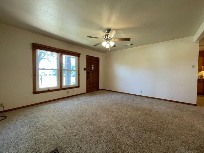 Building Photo - Cozy 3-Bed, 2-Bath Retreat in Serene Neigh...