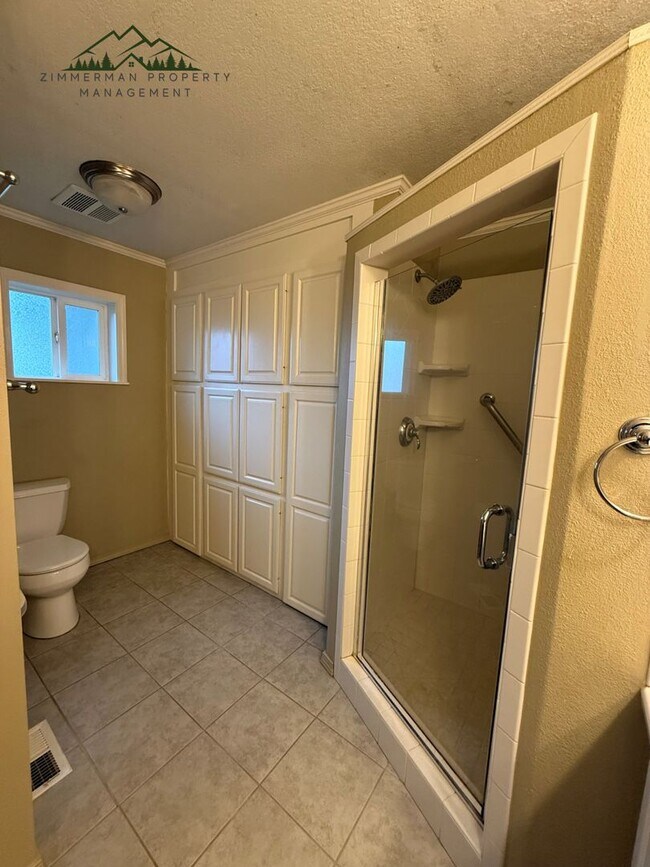 Building Photo - Charming 3-bedroom, 2-bathroom manufacture home located in Cottage Grove