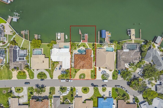 Building Photo - 4/3 Stunning Waterfront home in the heart of Clearwater Beach!