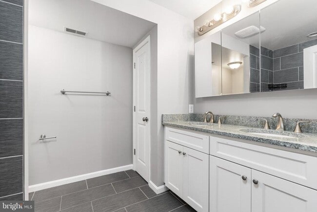 Building Photo - 1330 S Charles St