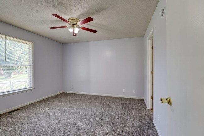 Building Photo - 204 Bob White Dr