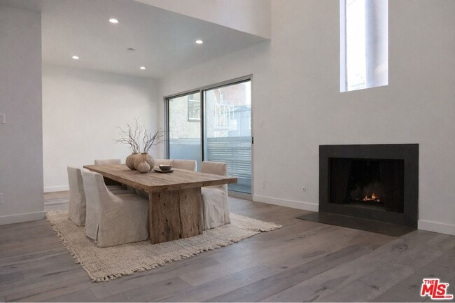 Building Photo - 21 1/2 Wavecrest Ave