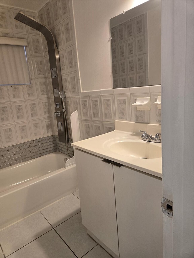 Building Photo - 2606 Alcazar Dr