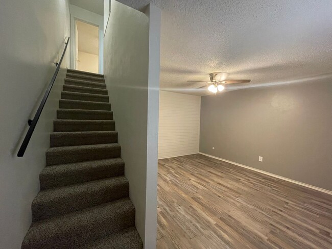 Building Photo - Move in Special! 2 bedroom 1.5 bath townhome