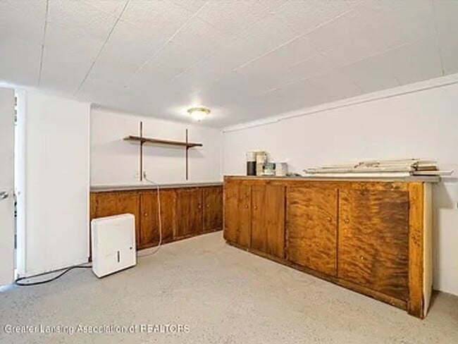 Building Photo - Move-In Ready 3 Bed, 2 Bath in Lansing (Section 8 Approved)